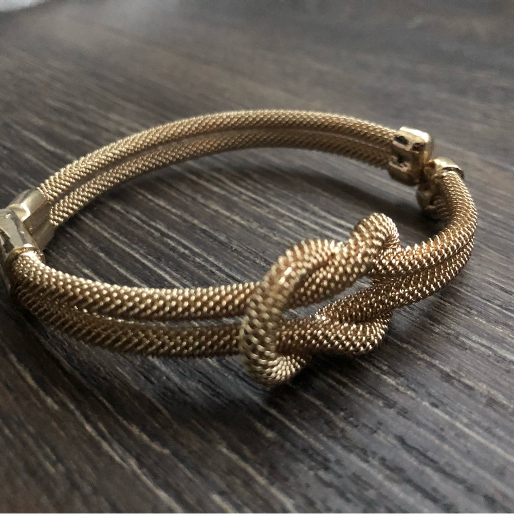 Beautiful magnet bracelet.